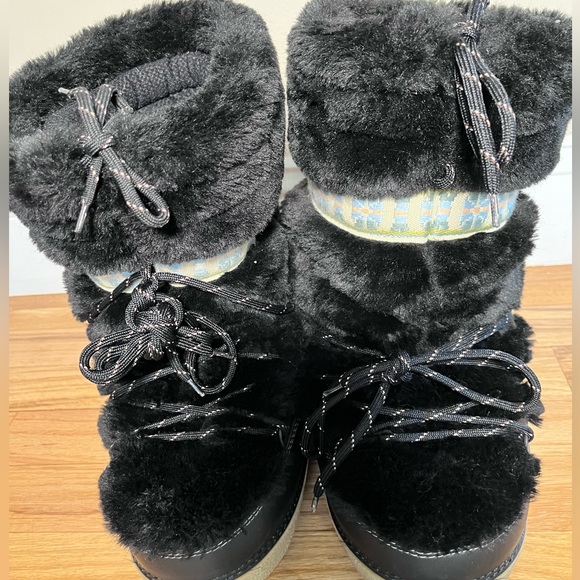 Marc Jacobs Shoes - Marc Jacobs Moon boots , black with an embroidery around the boot . Size 8 , (M)